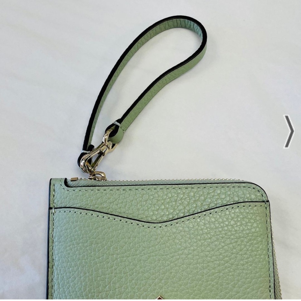 EUC~
Kate Spade Leila Small Cardholder Wristlet in pistachio. - Picture 3 of 9